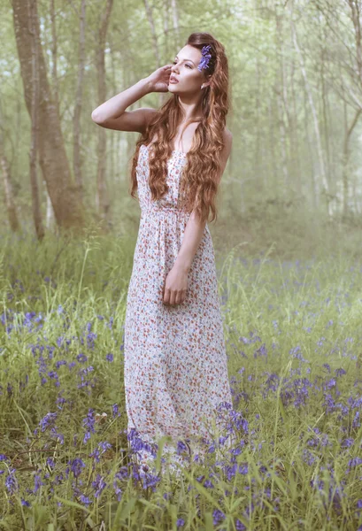 Retrato artístico de uma menina em uma floresta de bluebell — Fotografia de Stock