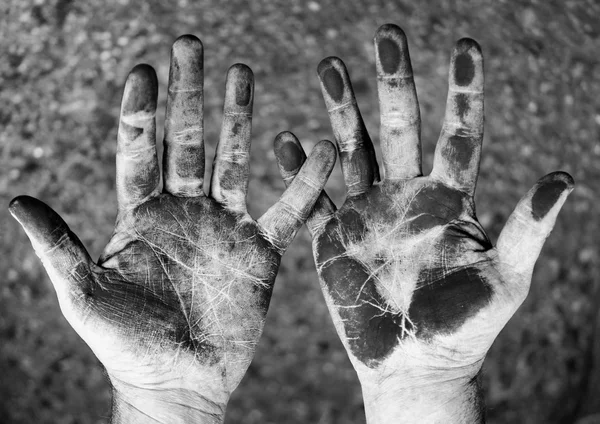 黑色和白色的脏手 — 图库照片