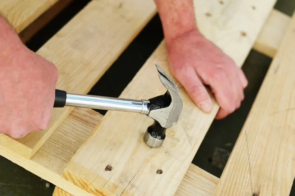 Carpenter using a claw hammer — Stock Photo, Image