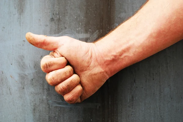 Manliga högra hand visar tummen — Stockfoto