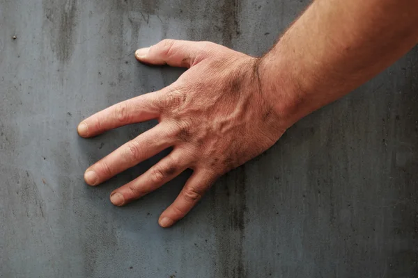 Mano masculina tocando la superficie de una pared de hormigón —  Fotos de Stock