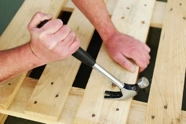 Carpenter using a claw hammer — Stock Photo, Image