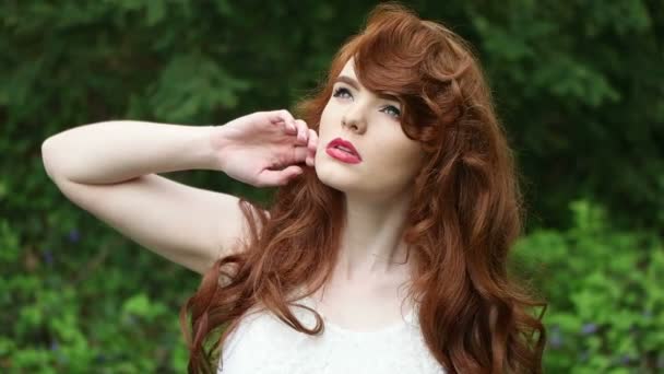 Sexy rousse femme de cheveux dans la forêt — Video