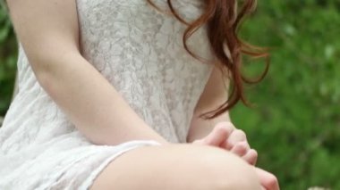 Ormandaki seksi kızıl saçlı kadın.
