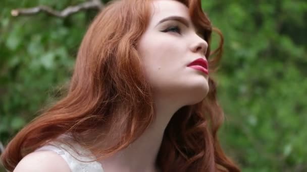 Sexy cabelo vermelho mulher na floresta — Vídeo de Stock