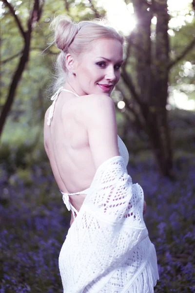 Artistieke portret van een meisje in een forest bluebell — Stockfoto