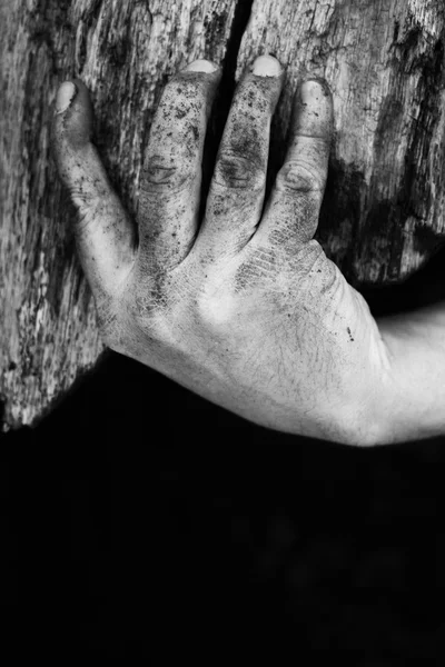 Брудна рука тримає метеоритні дерев'яні дошки — стокове фото