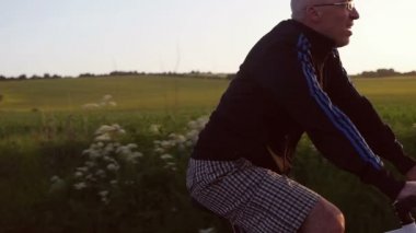 Sağlıklı bir insan Bisiklete binme yol bisikleti
