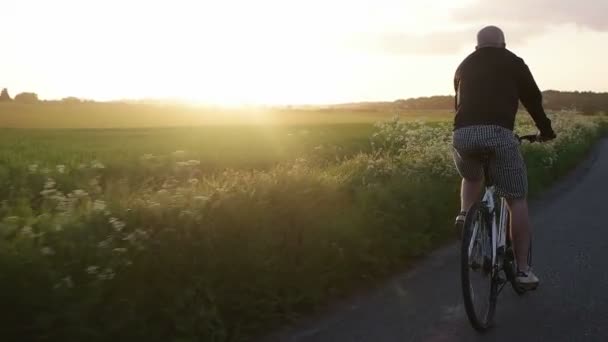 Uomo sano ciclismo su strada bicicletta — Video Stock