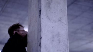 Yakışıklı işadamı onun smartphone kullanarak konuşma