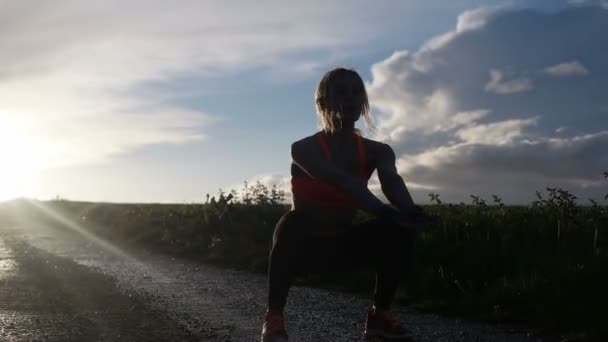 Blondýnka fitness žena na hřišti — Stock video