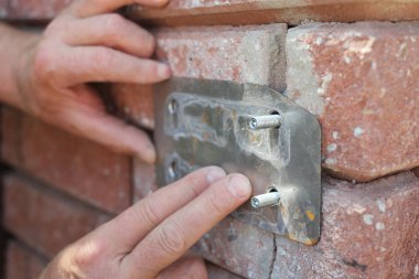 ahşap kapı menteşe kurulum süreci.