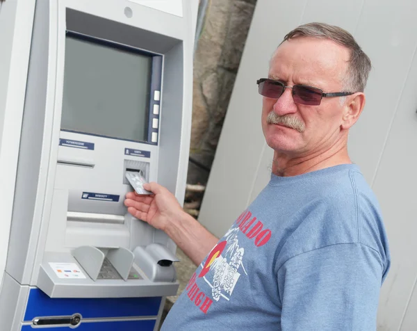 Hombre retirando dinero — Foto de Stock