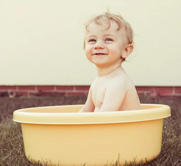 Pequeno menino feliz se divertindo — Fotografia de Stock
