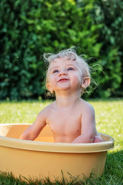 Gelukkig kleine babyjongen plezier — Stockfoto