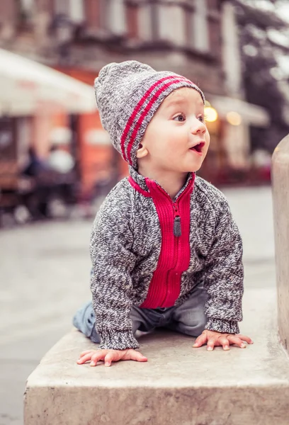 Heureux petit garçon portant un chapeau — Photo