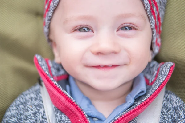 幸せな小さな赤ちゃん男の子の帽子をかぶって — ストック写真