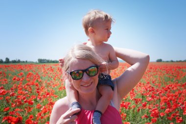 Anne ve bebek haşhaş alanlar üzerinde