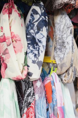 Çeşitli moda eşarplar renkli ekran