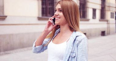 genç kadın ile telefon street yürüyüş