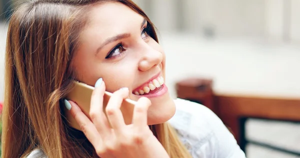 Mujer bonita hablando por teléfono mientras está en el Café —  Fotos de Stock