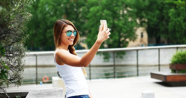 Uzun boylu otlar karşı tablet ile neşeli kadın — Stok fotoğraf