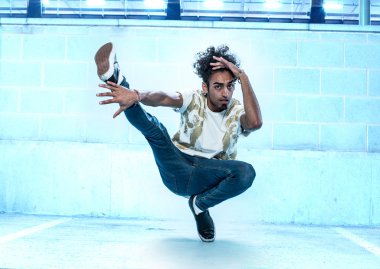 Bir binanın içinde erkek Hip Hop dansçı