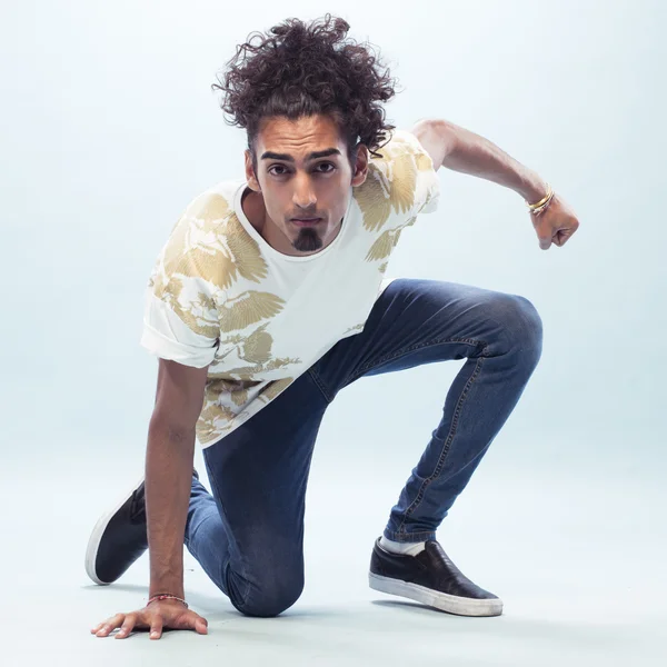 Jonge mannelijke Hip Hop danser geknield op de grond — Stockfoto