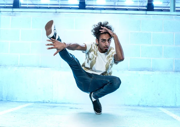 Bailarina de Hip Hop Masculina bailando dentro de un edificio —  Fotos de Stock