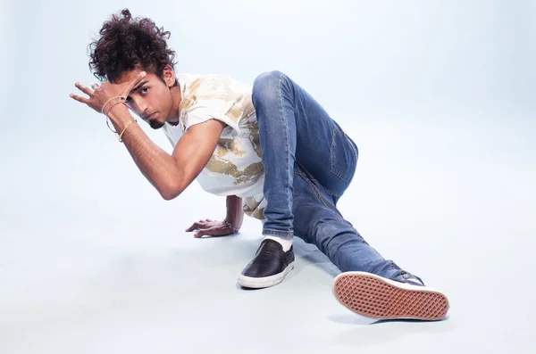 Ballerino maschio in un hip hop posa sul pavimento — Foto Stock