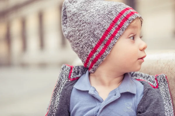 Heureux petit garçon portant un chapeau — Photo