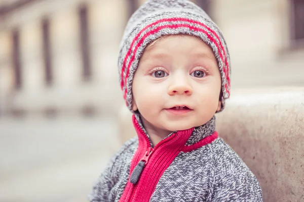 Glücklicher kleiner Junge mit Hut — Stockfoto