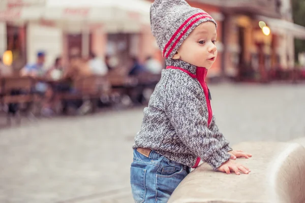 Szczęśliwy małego chłopca kapeluszu — Zdjęcie stockowe