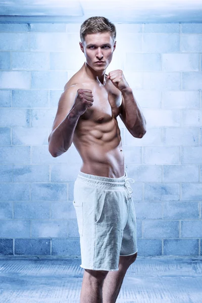 Modelo de fitness masculino con pantalones cortos blancos — Foto de Stock