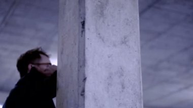 Akıllı telefonlu gözlük takan yakışıklı iş adamı.