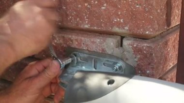 tornavida kullanarak kapı kapısı kurma üzerinde çalışan adam