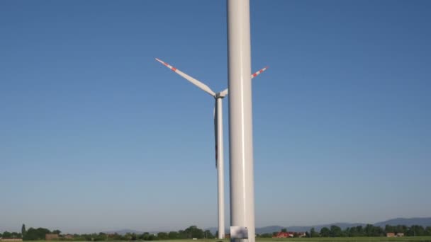 Turbinas eólicas no campo — Vídeo de Stock