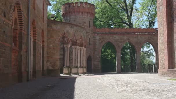 Ciudad pequeña y antigua - Kamieniec zabkowicki - Polonia - castillo — Vídeo de stock