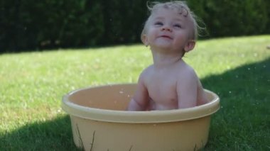 banyo ve bahçede oynamak erkek bebek