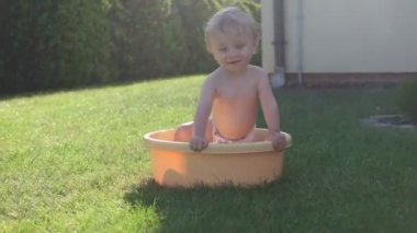 banyo ve bahçede oynamak erkek bebek