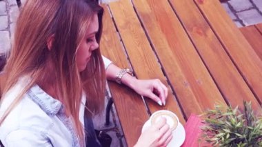 güzel kadın kasabada kahve içme