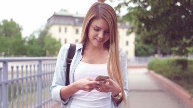 manifatura kadın bir smartphone aygıtı.