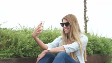 güzel kadın ile onun smartphone bir selfie alarak