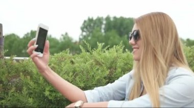 güzel kadın ile onun smartphone bir selfie alarak