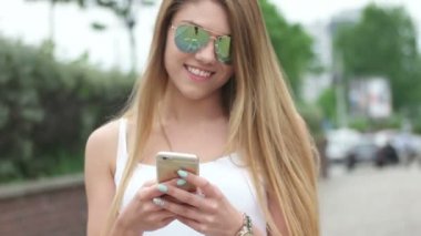 genç kadın SMS, SMS gönderme smartphone