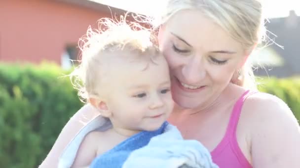 Mama chusteczki jej mały chłopiec po kąpieli — Wideo stockowe