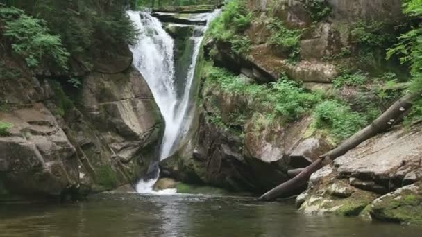 Cachoeira em montanhas szklarka polônia — Vídeo de Stock