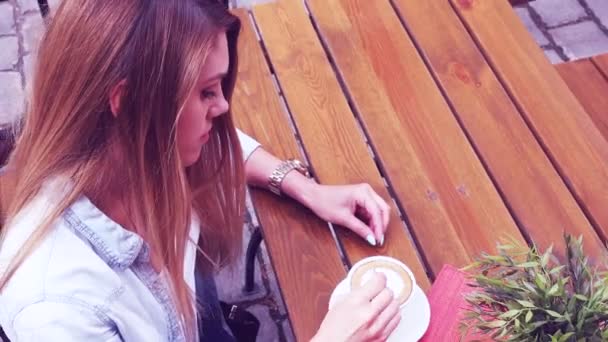Flot kvinde drikker kaffe i byen – Stock-video