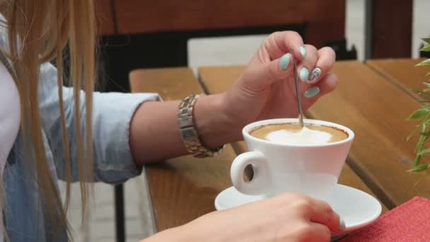 Bonita mujer bebiendo café en la ciudad — Vídeo de stock