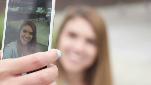 Vacker kvinna med en selfie med sin smartphone på semester — Stockvideo